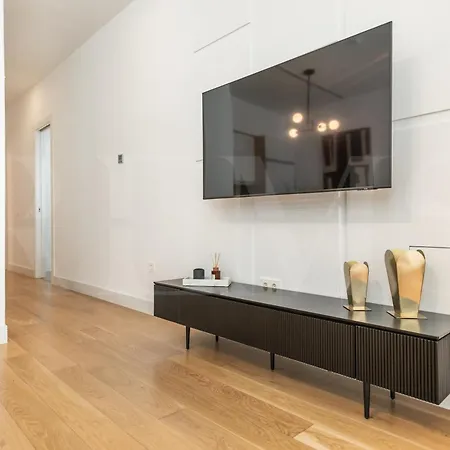 Artistic And Spacious By Rems