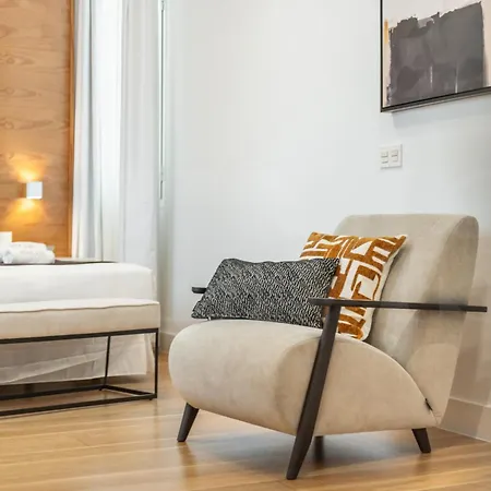 Artistic And Spacious By Rems Apartment