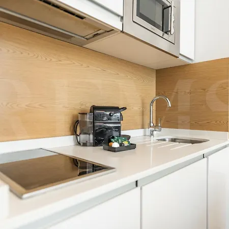 Apartment Artistic And Spacious By Rems