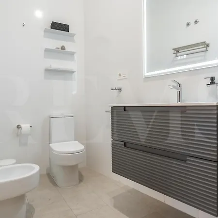 Artistic And Spacious By Rems *